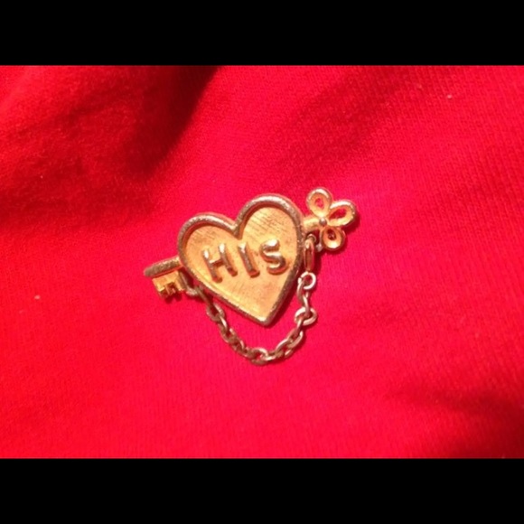 Key to his heart brooch ❤️ shirt pin - Picture 1 of 2